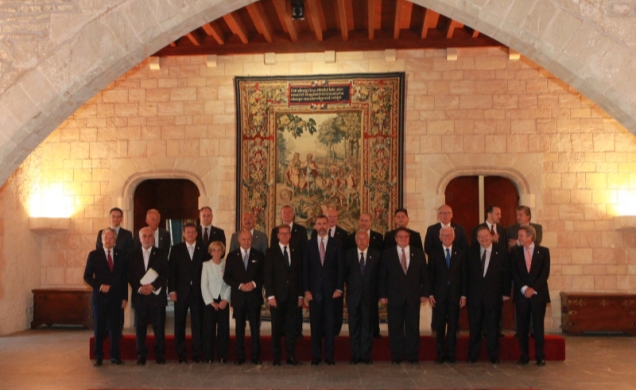 Fotografía de grupo de Su Alteza Real el Príncipe de Asturias con los Ministros de Asuntos Exteriores de la Unión Europea asistentes al desayuno de tr